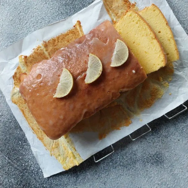 Siram lemon cake dengan lemon glaze secara merata dan siap disajikan.