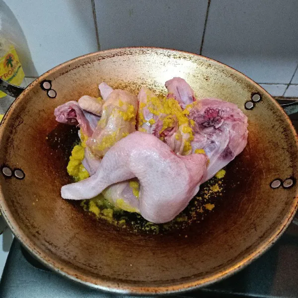 Masukkan ayam, bolak balik ayam hingga semua tercampur bumbu halus. Masak hingga bagian daging berubah warna. Matikan api.