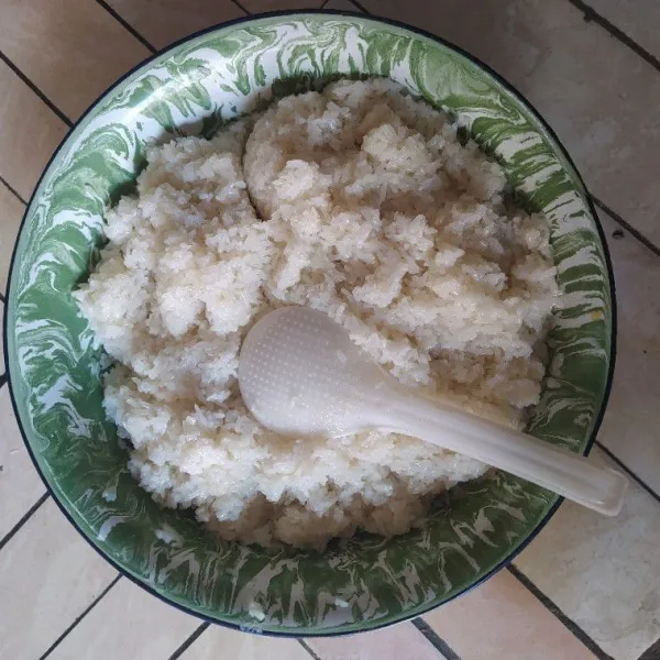 Dalam baskom terpisah, campurkan beras ketan dan santan.