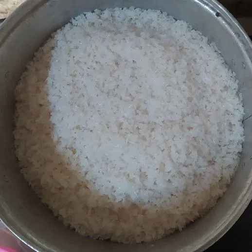 Kukus beras ketan, cukup sampai berasnya menempel satu sama lain. Matikan kompor.