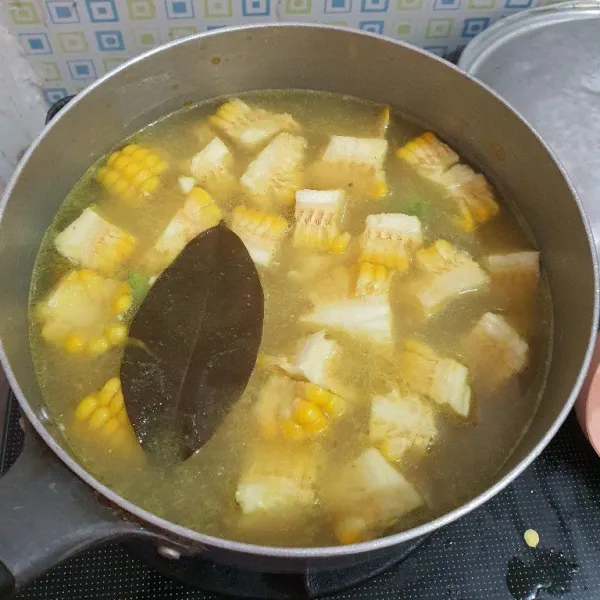 Masukkan jagung, wortel & labu, masak hingga layu.