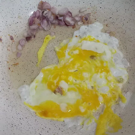Tumis bawang merah dan bawang putih. Masukkan telur, orak arik telur hingga matang.