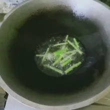 Goreng daun bawang setengah matang.