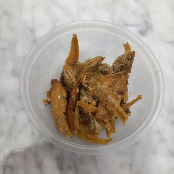 Goreng ikan asin sampai matang.