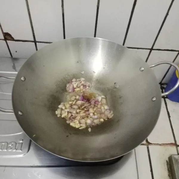 Tumis bawanh merah hingga wangi. Lalu masukkan bawang putih. Masak hingga berwarna kekuningan. Sisihkan.