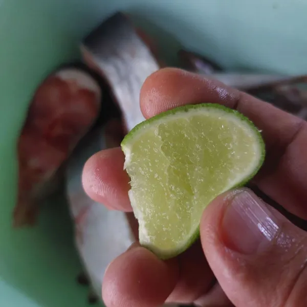 Potong dan cuci bersih ikan patin, lumuri air jeruk nipis, diam ±30 menit.