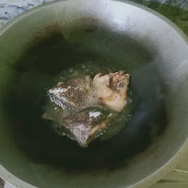 Goreng ikan hingga kecoklatan.