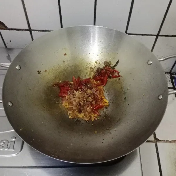 Masukkan bawang yang di goreng tadi. Aduk rata. Koreksi rasa. Siap dihidangkan.