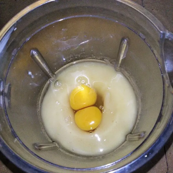 Setelah itu tambahkan telur, terigu dan sisa santan, blender lagi hingga rata.