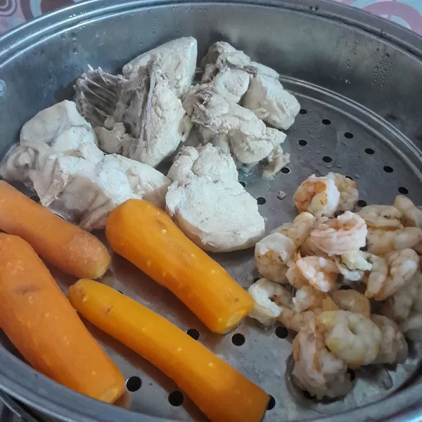 Kukus daging ayam, udang dan wortel hingga matang, potong-potong.