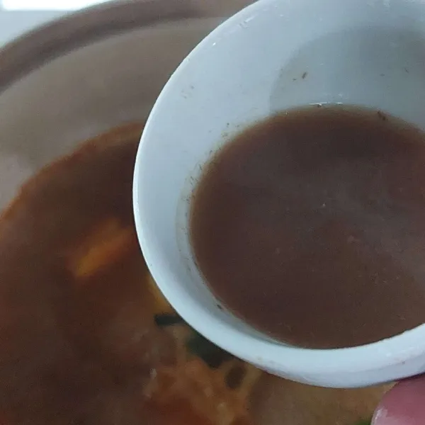 Tambahkan terasi dan asam jawa, biarkan mendidih.