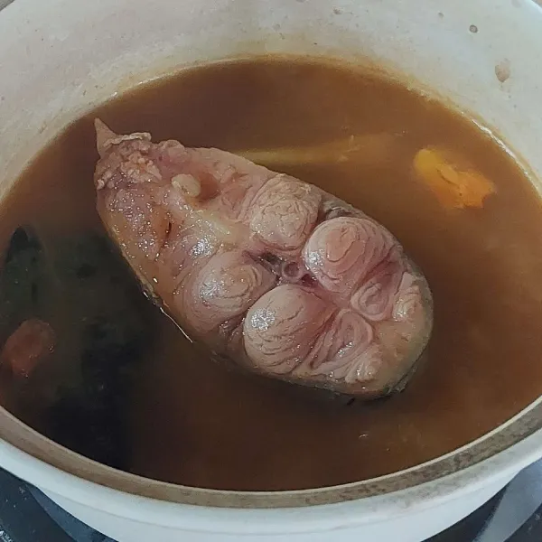 Tambahkan ikan patin, tutup panci masak hingga ikan patin matang.