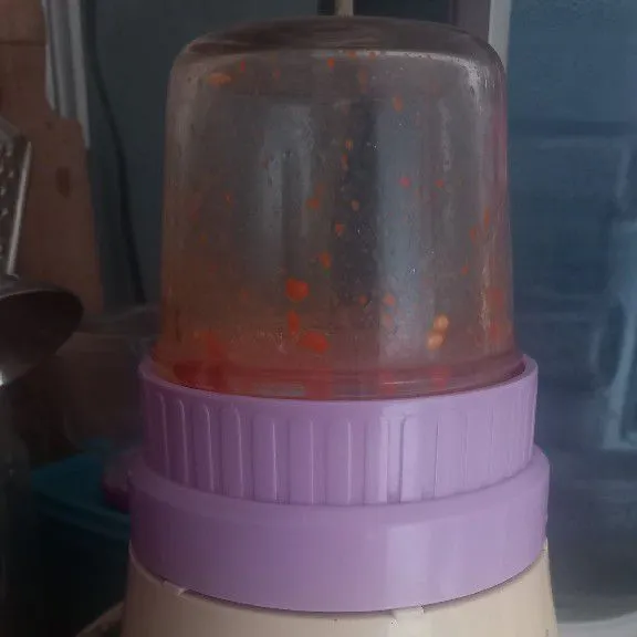 Masukkan cabe, bawang putih dan bawang merah ke dalam blender. Tambahkan 1 sdm minyak goreng, blender hingga halus.