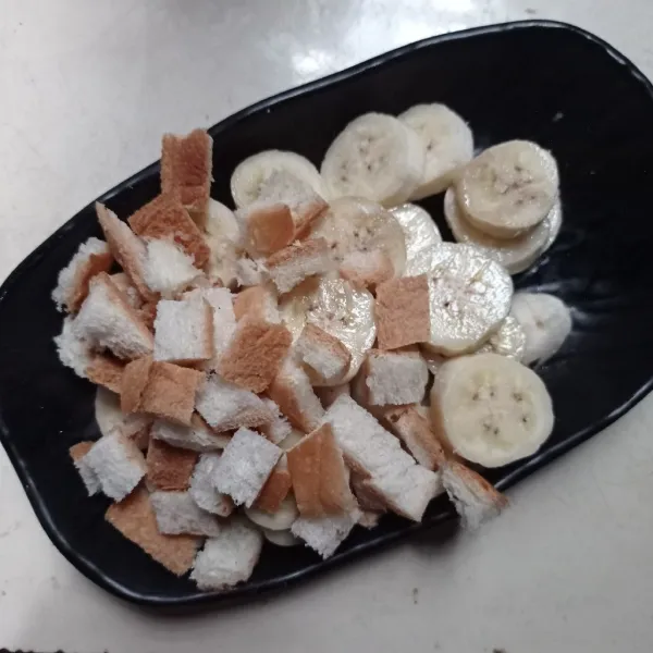 Potong potong pisang kecil kecil, lalu siapkan juga irisan roti tawar.