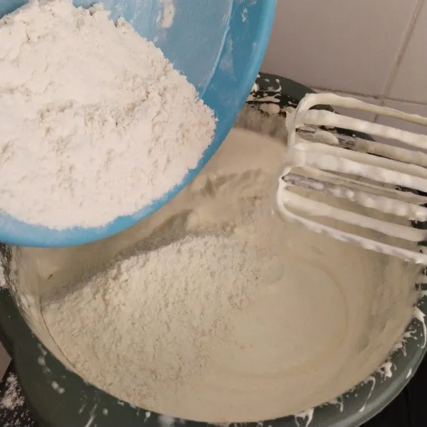 Masukkan tepung terigu, garam dan baking powder yang sudah diayak dan mixer sebentar saja asal tercampur rata.