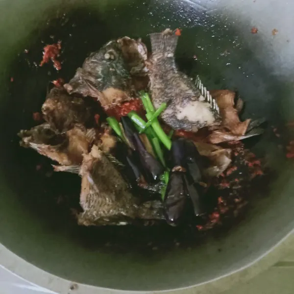Masukkan ikan, daun bawang, terong, aduk rata, salin ke piring saji dan siap dihidangkan.