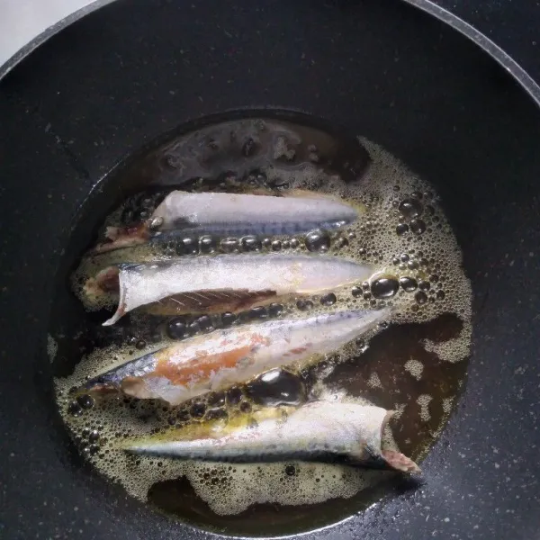 Cuci bersih ikan lalu goreng setengah matang.