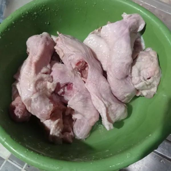 Siapkan kepala ayam, cuci sampai bersih, tiriskan.