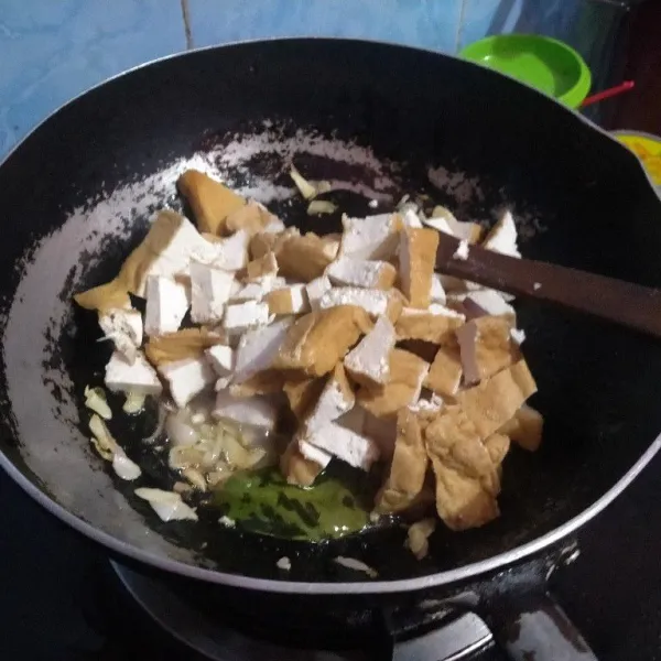 Masukkan tahu yang sudah dipotong dadu. Masak sebentar.