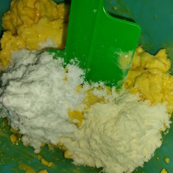 Masukkan tepung dan susu dengan di ayak kedalam campuran butter. Aduk merata hingga homogen.