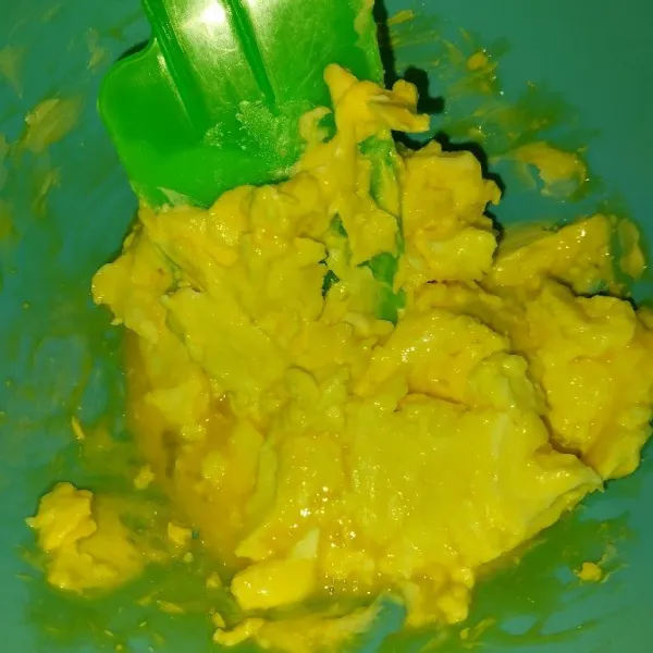 Butter, kuning telur dan gula halus aduk rata tidak perlu mengembang (tips agar nastar tidak meleber ke samping).