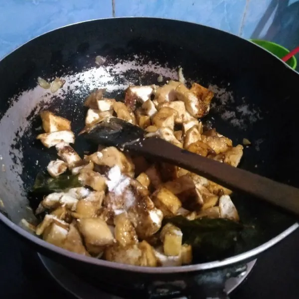 Berikan garam, penyedap dan air, masak sampai tahu matang dan air surut.