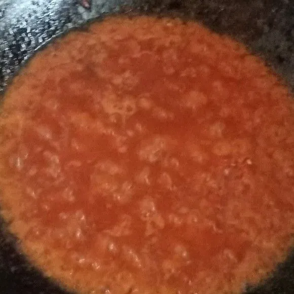 Setelah itu haluskan cabe, bawang dan tomat kemudian tumis cabe sampai harum dan minyak naik, jangan lupa di beri garam dan penyedap.