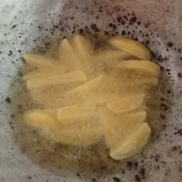 Goreng kentang sampai kuning, sisihkan.