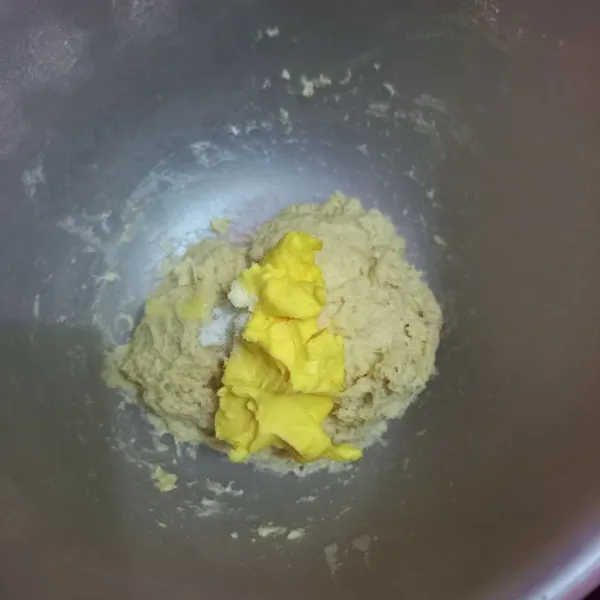 Tambahkan margarin dan garam, uleni hingga kalis.