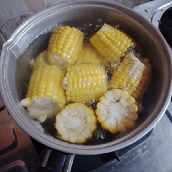 Kupas jagung, potong menjadi beberapa bagian lalu rebus hingga matang.