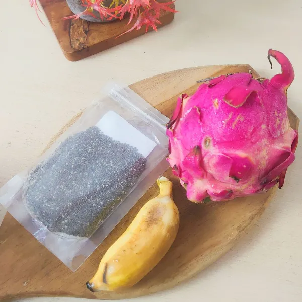 Siapkan 1/2 buah naga, 1 pisang dan chia seed.