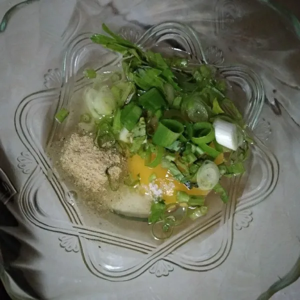 Dalam mangkuk, masukkan telur, irisan daun bawang, garam, lada bubuk dan kaldu bubuk. Aduk rata.