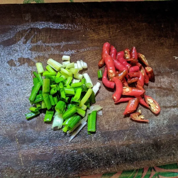 Potong-potong cabai merah dan daun bawang.