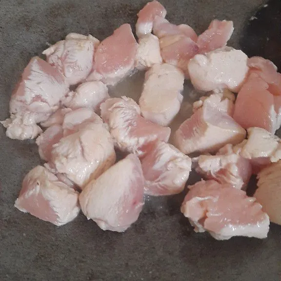 Potong dadu fillet ayam, lalu goreng dengan 1 sdm minyak, sampai ayam berubah warna dan mengeluarkan kaldu alami.