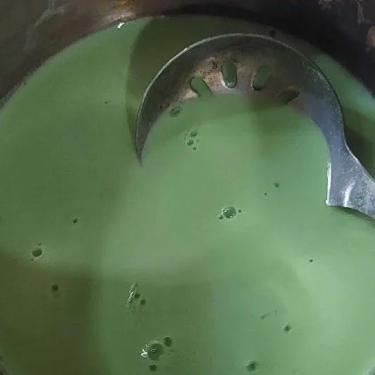 Blender pandan, saring. Tambahkan krim dan garam, masak sampai mendidih.