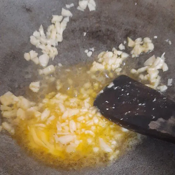 Panaskan margarin dan tumis bawang putih hingga wangi.