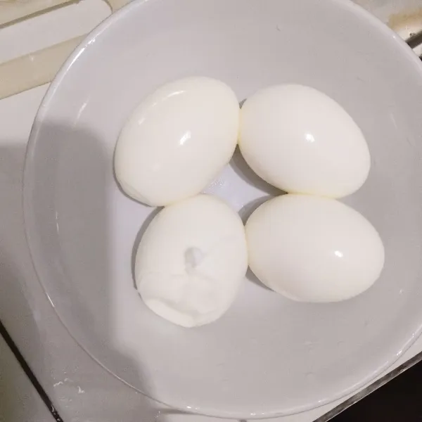Rebus telur di dalam air mendidih.