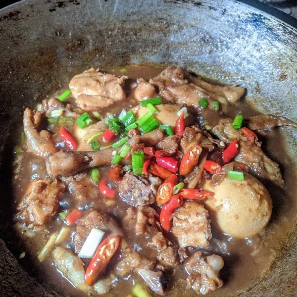 kecilkan api, tambahkan potongan cabe dan daun bawang, tunggu hingga air sedikit mengental lalu angkat dan sajikan.