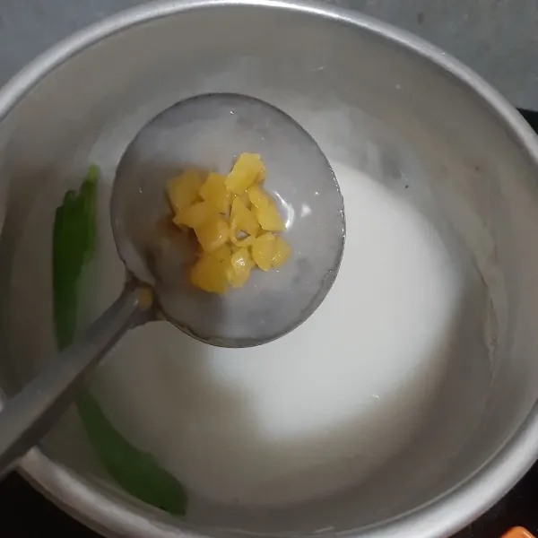 Beri larutan maizena, lalu masukan sebagian nangka yang sudah dipotong, aduk sampai mengental lalu matikan kompor