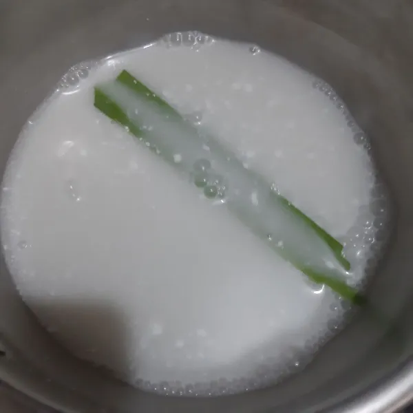 Masukan bahan saus kecuali nangka, aduk terus hingga mendidih. Koreksi rasanya, tambahkan gula dan garam sesuai selera