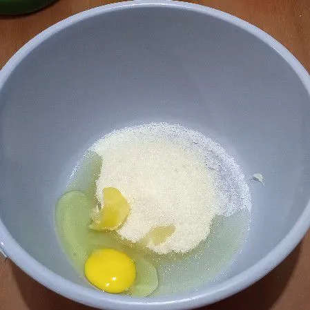 Campur telur, gula pasir dan sp mixer sampai mengembang dan berjejak dengan speed tinggi selama 8 menit.