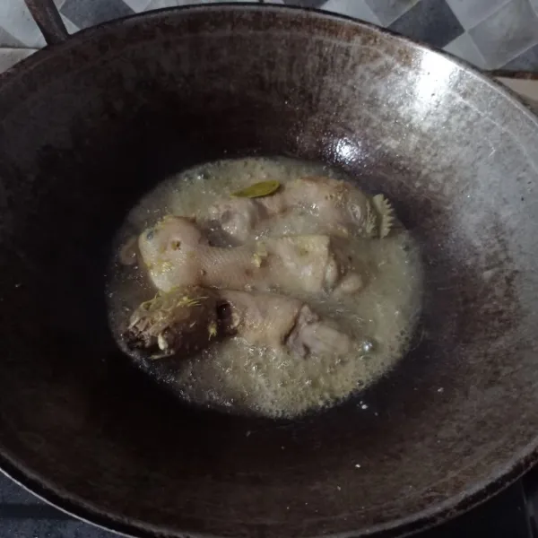 Goreng kepala ayam di minyak panas sampai kering keemasan, tiriskan (agar tidak meledak sebelum masukan ayam, minyak ditaburi dengan tepung beras terlebih dahulu).