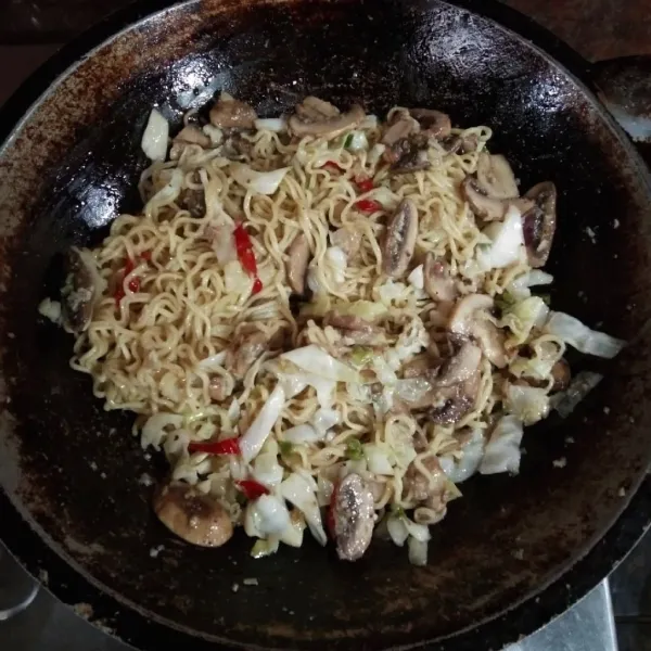 Masukkan mie, aduk rata. Cek rasa sebelum disajikan.