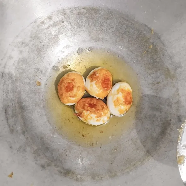 Goreng telur sampai semua sisinya berkulit.