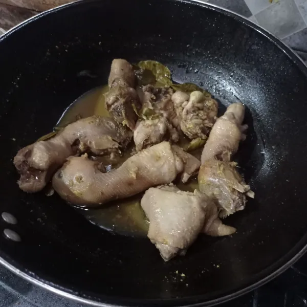 Tutup, masak sampai matang dan air menyusut.