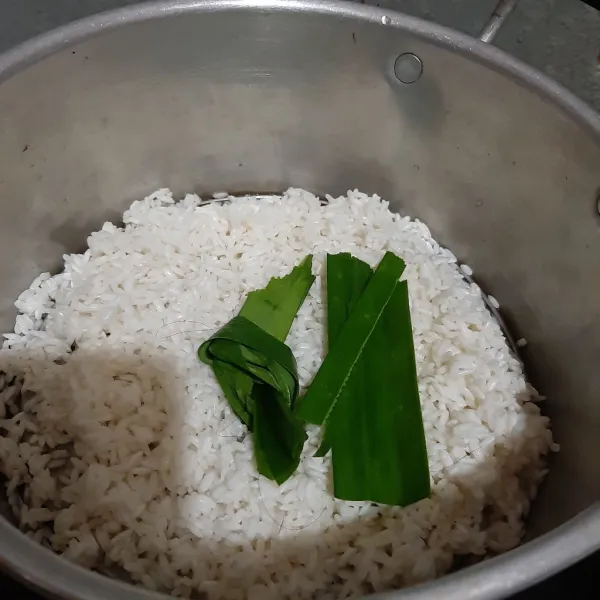 Masukan beras ketan, pandan, santan, air, garam ke panci. Lalu aron hingga air menyusut