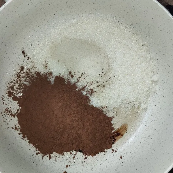 Dalam panci campurkan gula bubuk agar coklat bubuk lalu aduk hingga tercampur rata.