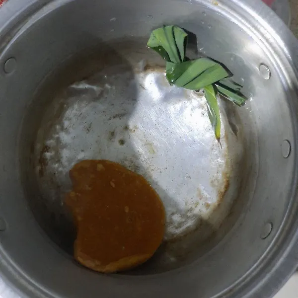 Dalam panci masukkan sisa air, gula merah, gula pasir, dan sejumput garam, serta daun pandan.