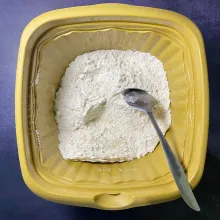 Siapkan wadah, lalu tambahkan tepung terigu, tepung maizena, gula pasir, garam, baking powder dan baking soda.
