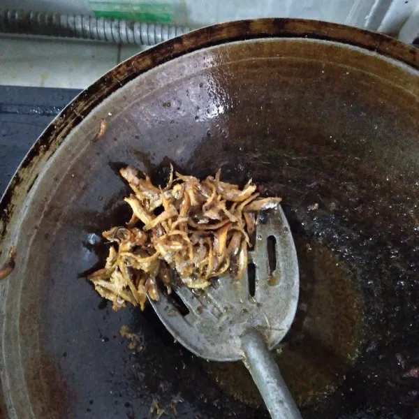 Goreng teri sampai garing, sisihkan.